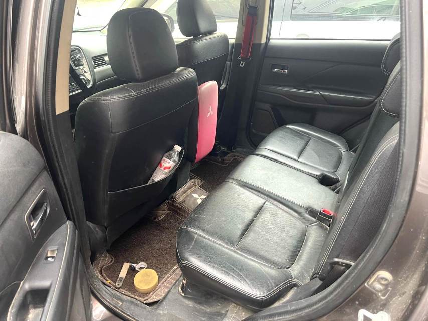 Mitsubishi 2.4L 4WDElite 5 Seats