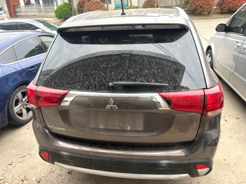 Mitsubishi 2.4L 4WDElite 5 Seats