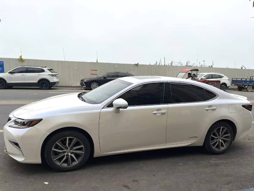 雷克萨斯 ES Model Year 300h 舒适版