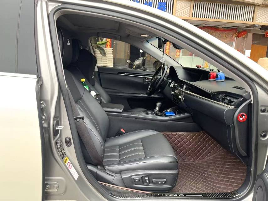 雷克萨斯 ES Model Year 300h 舒适版