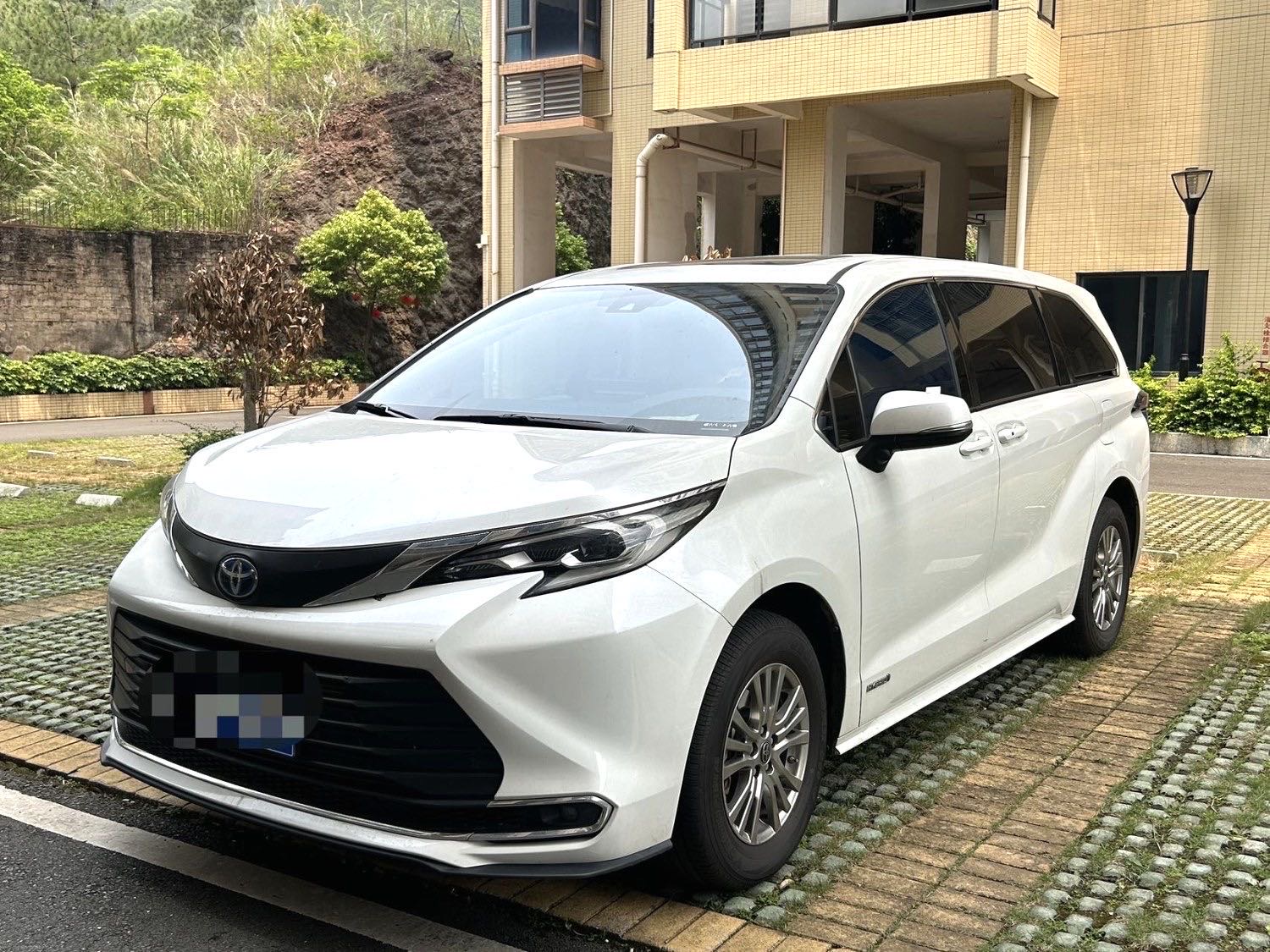 Toyota SIENNA 2.5L Hybrid