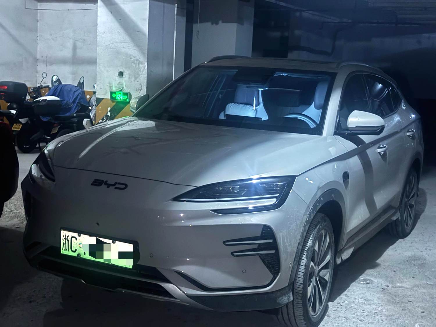 BYD PLUS — электромобиль на альтернативном топливе с запасом хода 520 км, люкс-класс