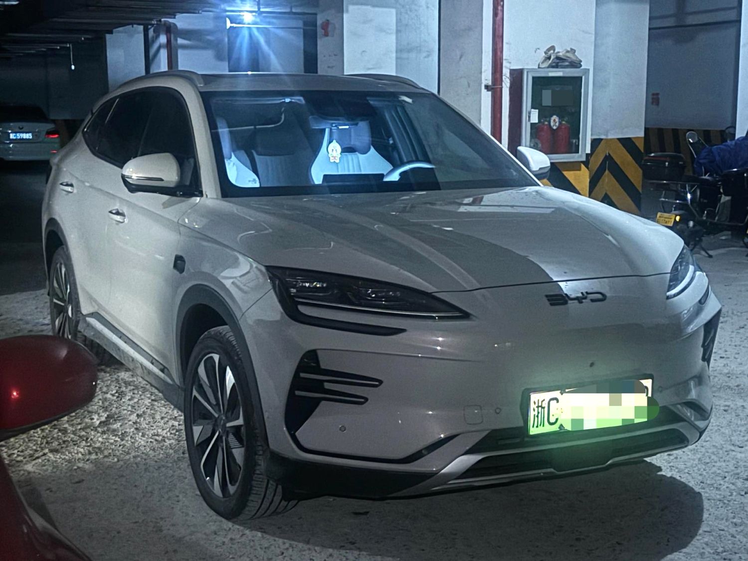 BYD PLUS — электромобиль на альтернативном топливе с запасом хода 520 км, люкс-класс