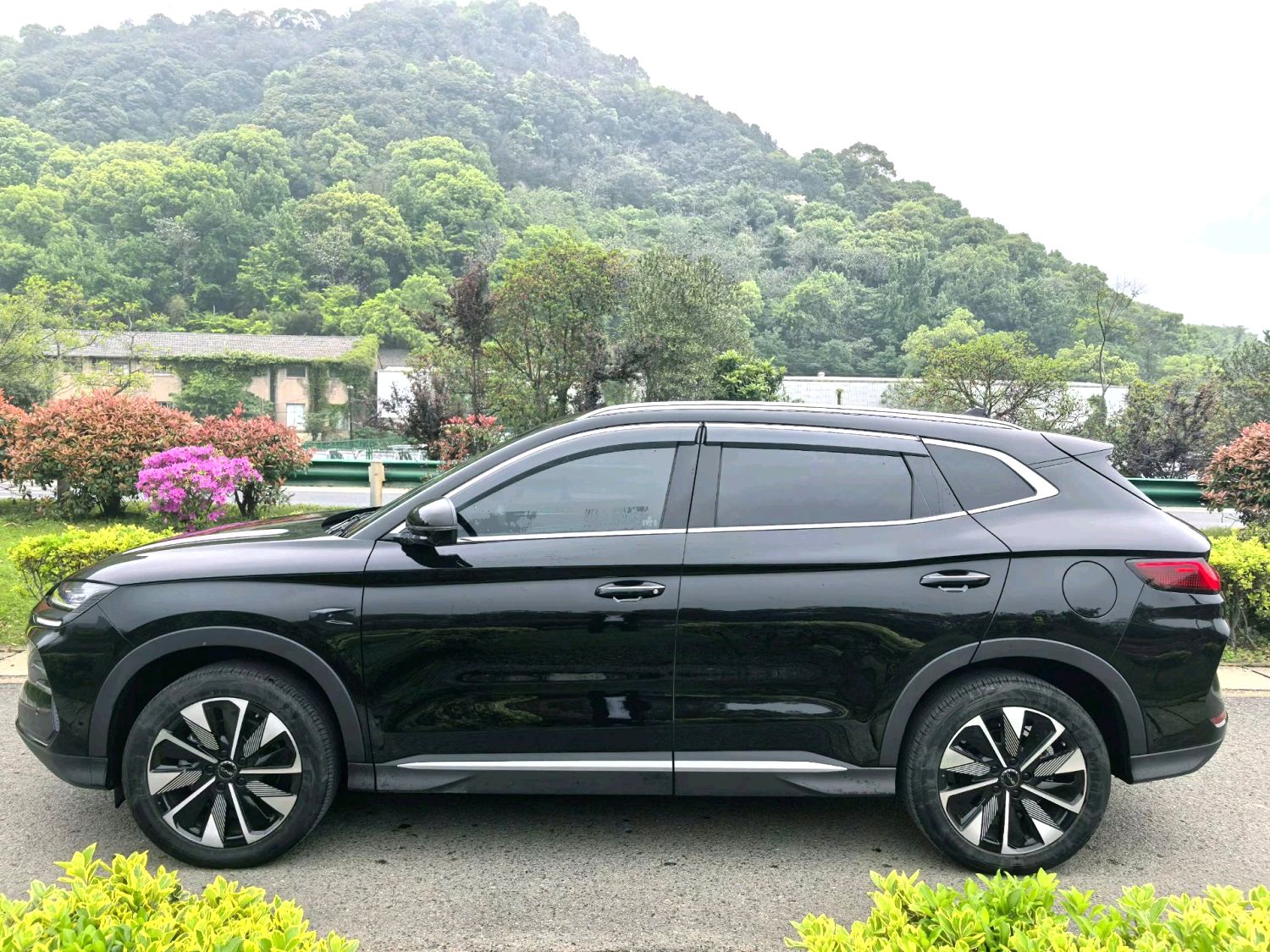 BYD PLUS — электромобиль на альтернативном топливе с запасом хода 520 км, версия Premium
