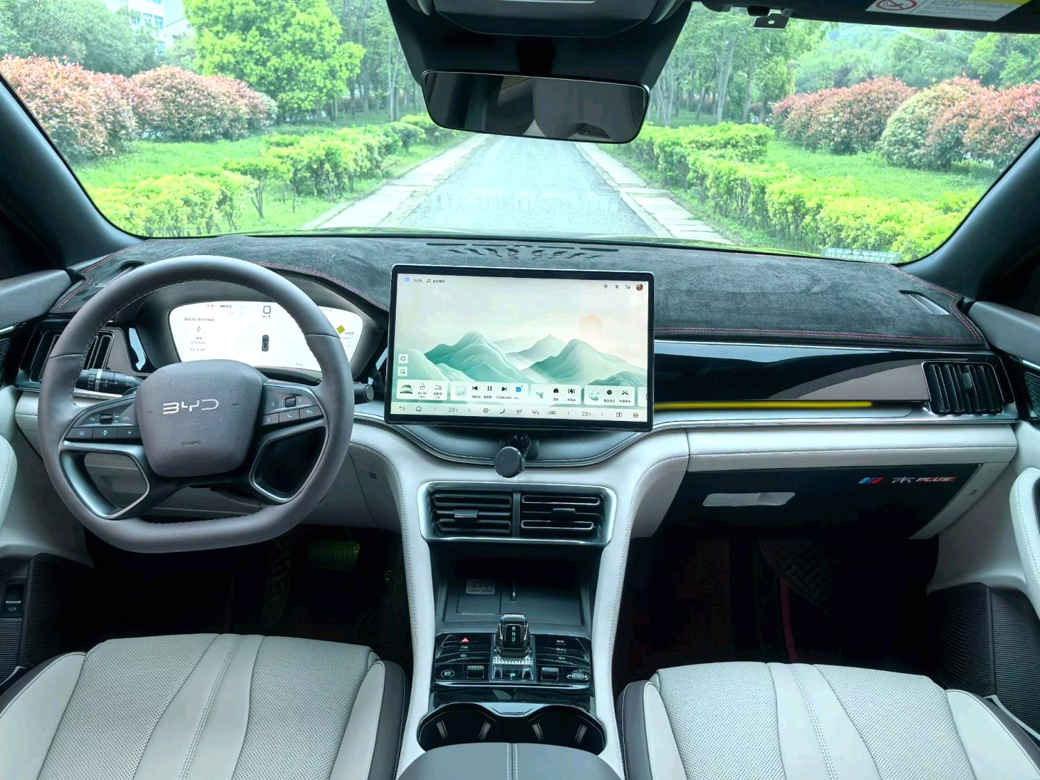 BYD PLUS — электромобиль на альтернативном топливе с запасом хода 520 км, версия Premium
