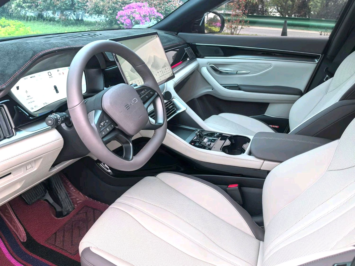 BYD PLUS — электромобиль на альтернативном топливе с запасом хода 520 км, версия Premium