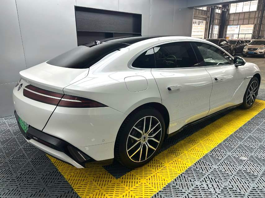Denza Z 9 1100km 4WD Max Version