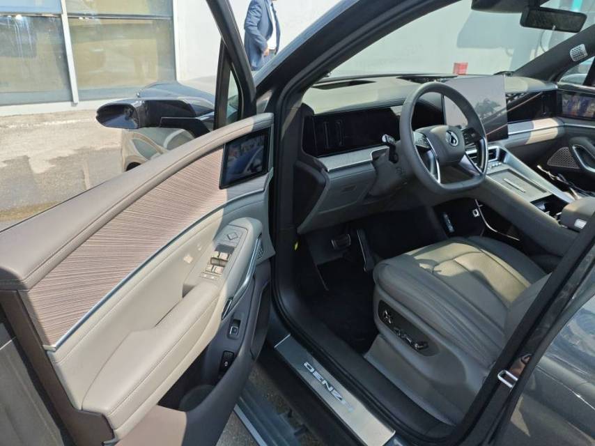 Denza N 9 Flagship