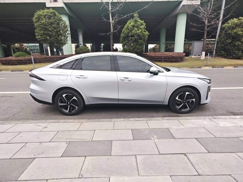 银河 L (Liter) 6 Model Year EM i 140km 星舰版
