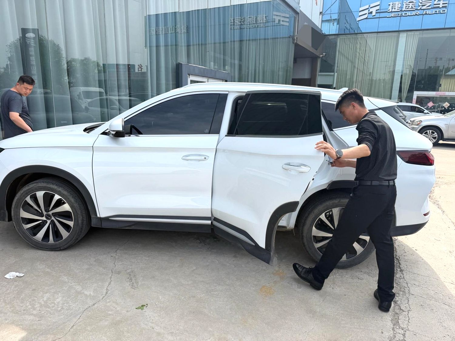 BYD PLUS — электромобиль на альтернативном топливе с запасом хода 520 км, люкс-класс