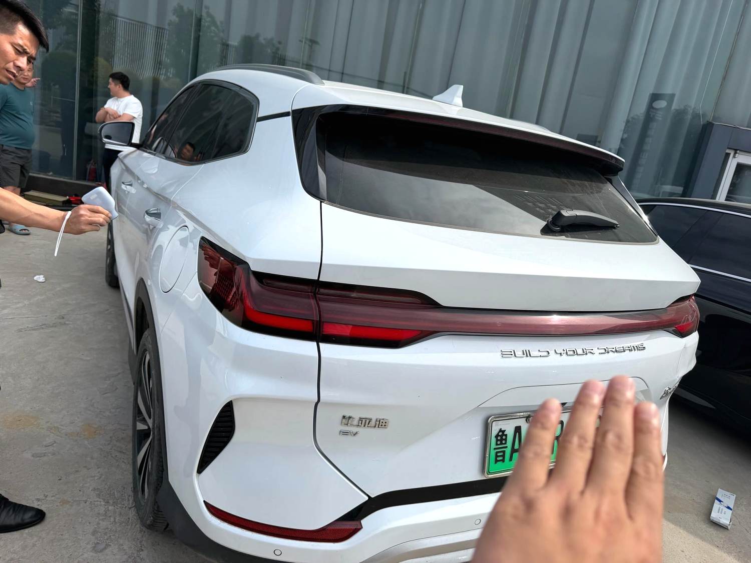 BYD PLUS — электромобиль на альтернативном топливе с запасом хода 520 км, люкс-класс