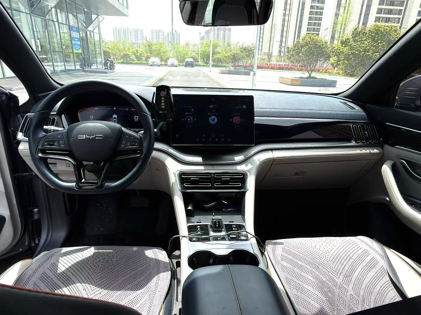 宋 PLUS New Energy Model Year 荣耀版 Electric Vehicle 520km Premium