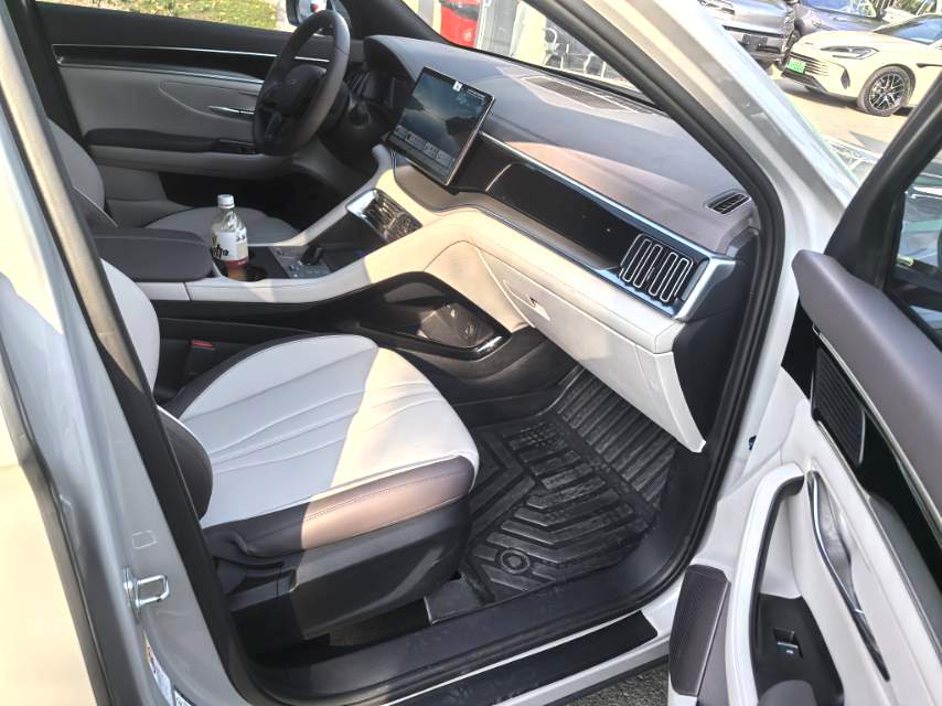 宋 PLUS New Energy Model Year 荣耀版 Electric Vehicle 520km Luxury