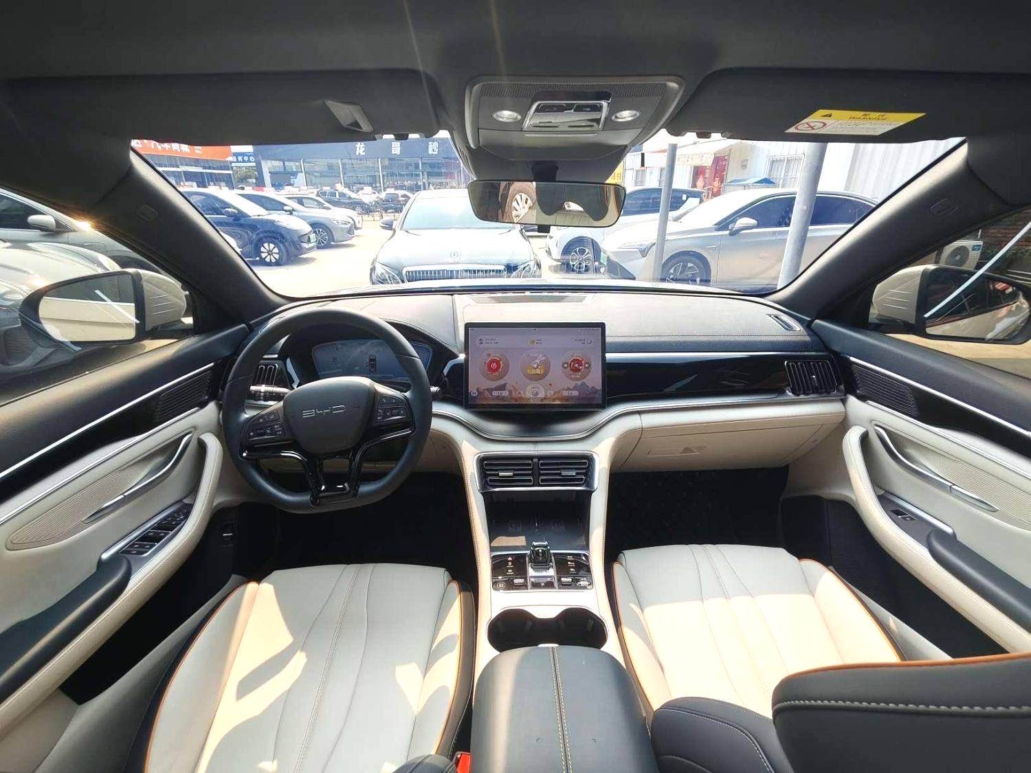 宋 PLUS New Energy Model Year 荣耀版 Electric Vehicle 520km Premium
