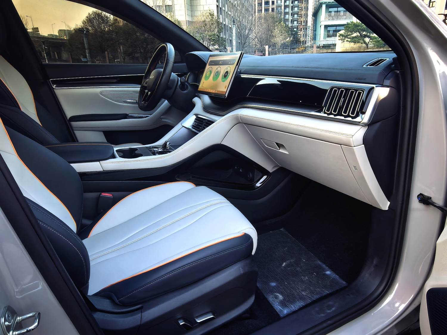 宋 PLUS New Energy Model Year 荣耀版 Electric Vehicle 520km Premium