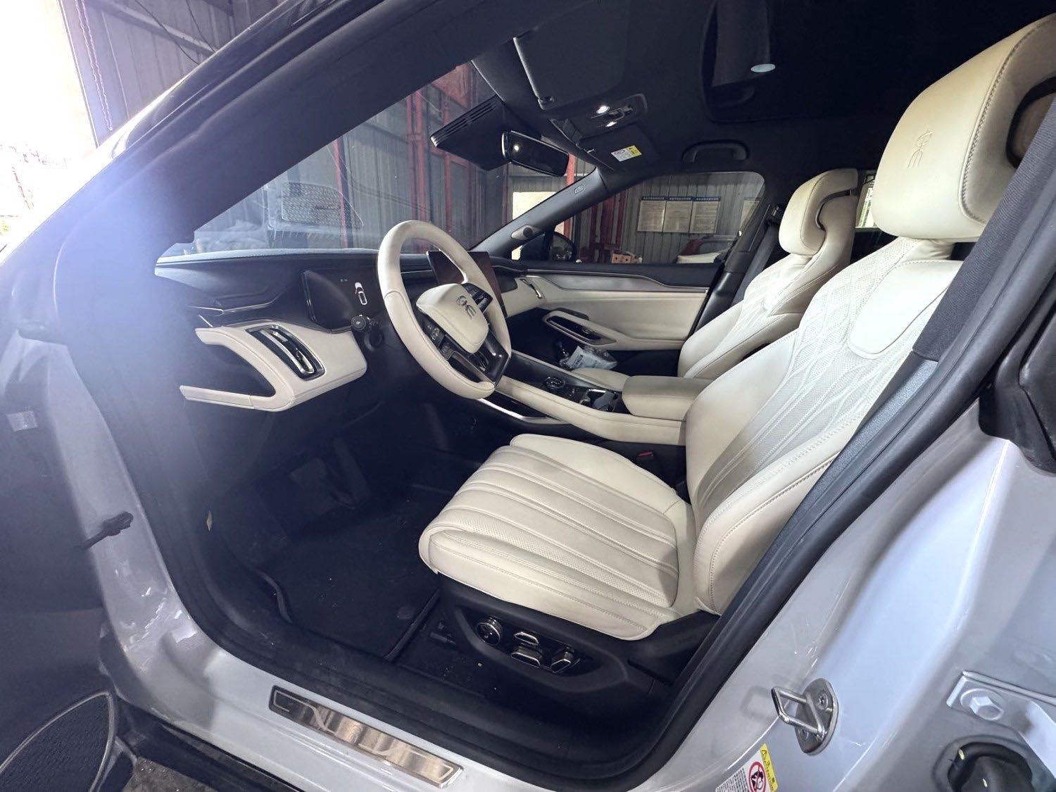 宋 L (Liter) Electric Vehicle Model Year 662km 卓越型