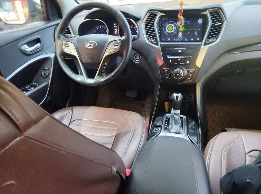Hyundai Santa Fe 2,4 л, автоматическая коробка передач, передний привод, 5 мест