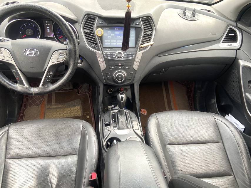 Hyundai Santa Fe 2,4 л, автоматическая коробка передач, передний привод, 5 мест