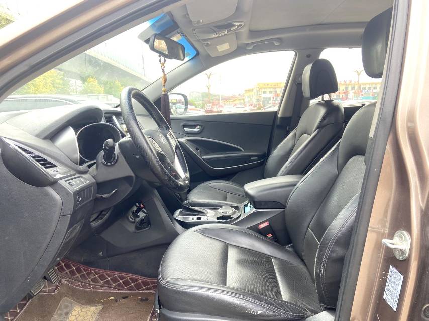 Hyundai Santa Fe 2,4 л, автоматическая коробка передач, передний привод, 5 мест