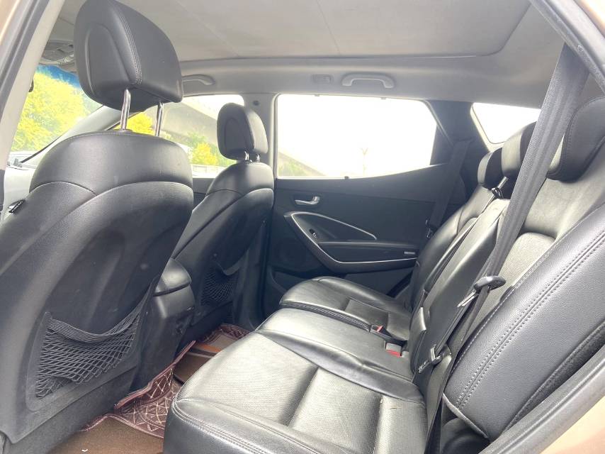 Hyundai Santa Fe 2,4 л, автоматическая коробка передач, передний привод, 5 мест