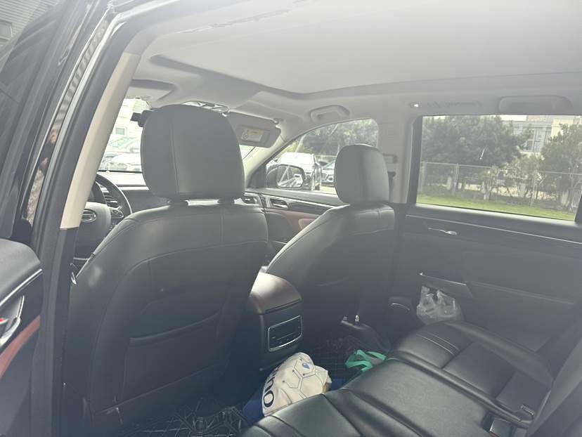 传祺 GS 8 Model Year 320T 两驱豪华智联版 七座