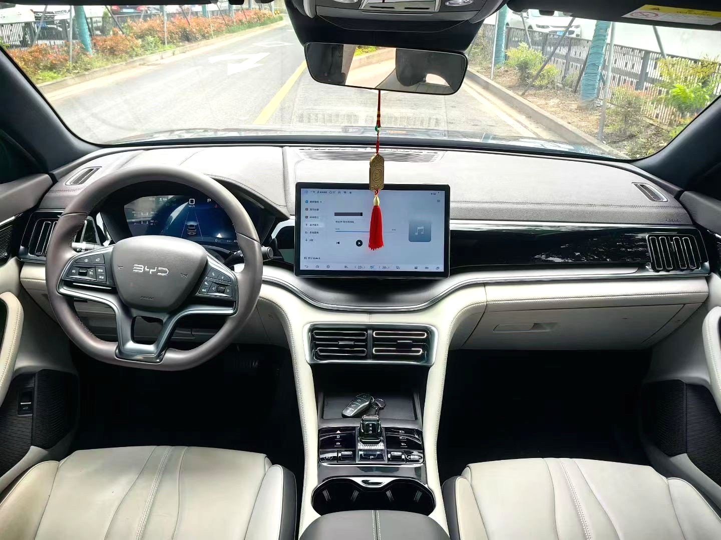 BYD PLUS — электромобиль на альтернативном топливе с запасом хода 520 км, люкс-класс