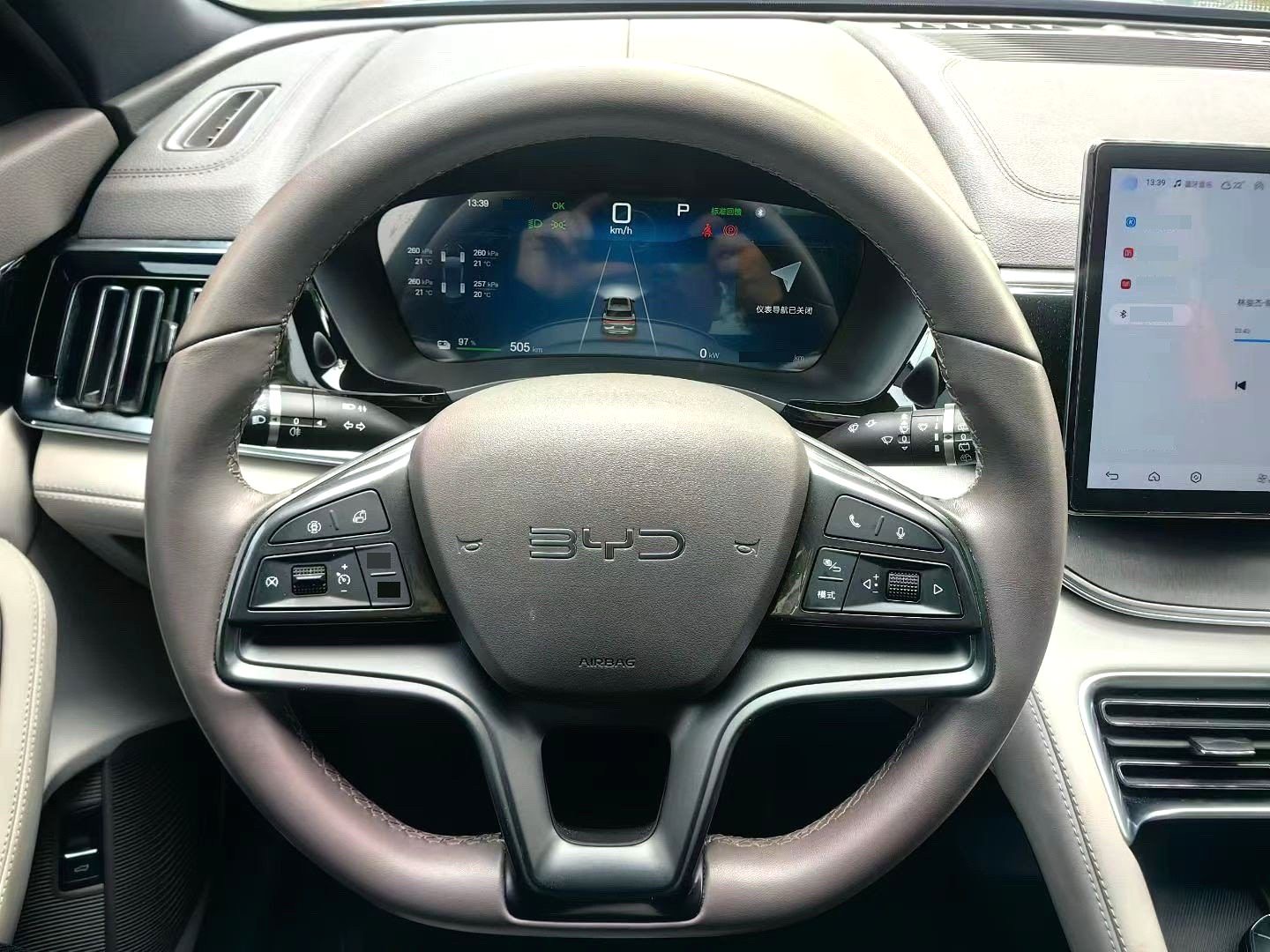 BYD PLUS — электромобиль на альтернативном топливе с запасом хода 520 км, люкс-класс