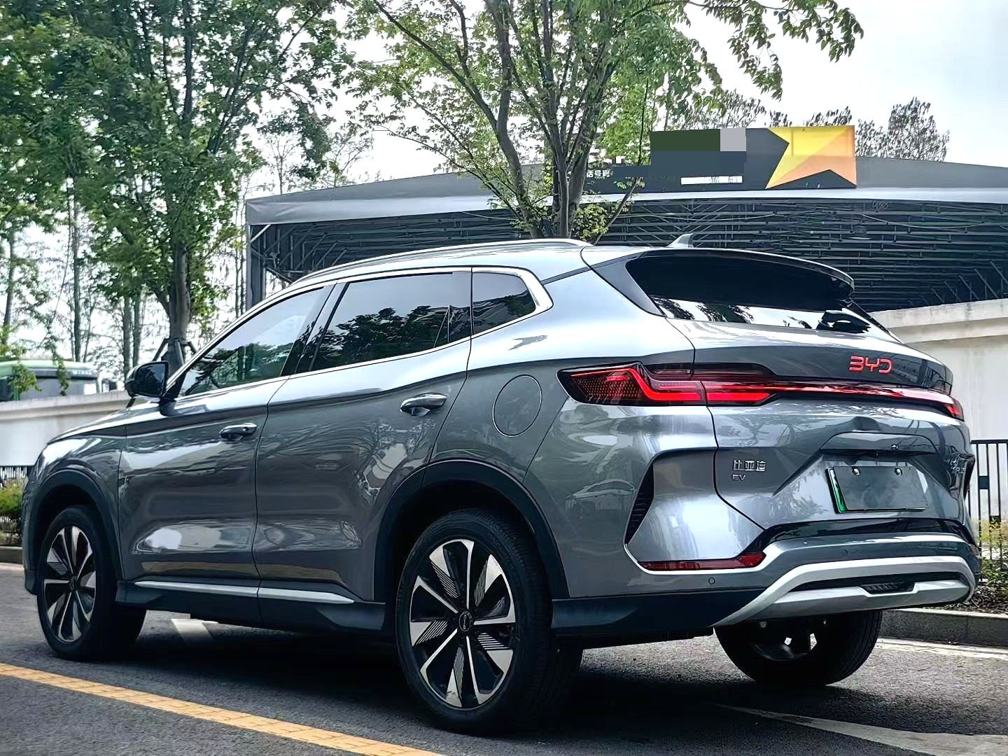 BYD PLUS — электромобиль на альтернативном топливе с запасом хода 520 км, люкс-класс