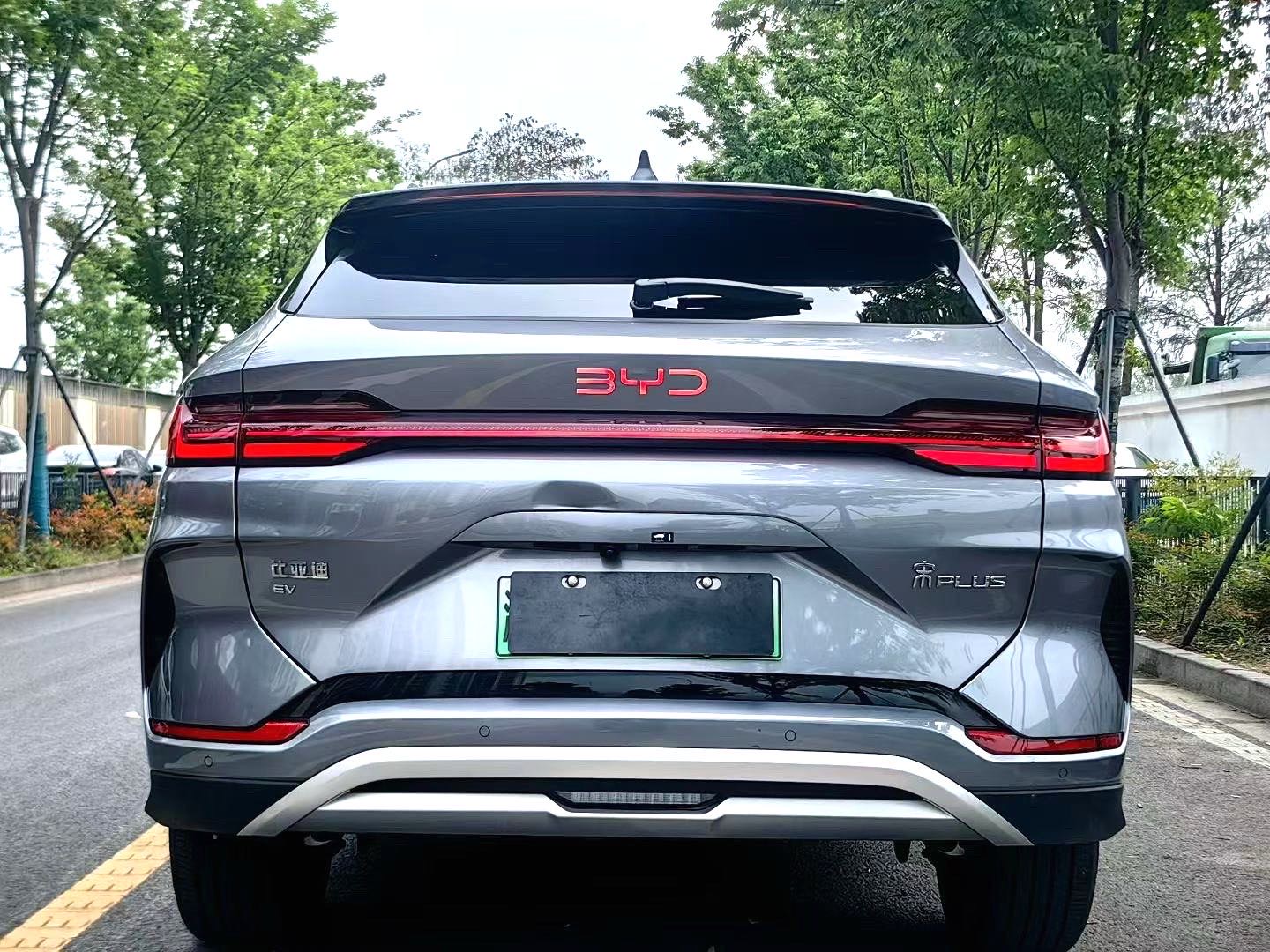 BYD PLUS — электромобиль на альтернативном топливе с запасом хода 520 км, люкс-класс