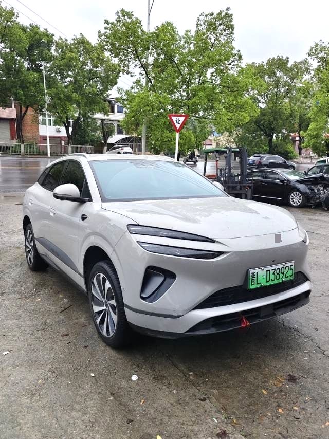 BYD 06 — электромобиль на альтернативном топливе 520
