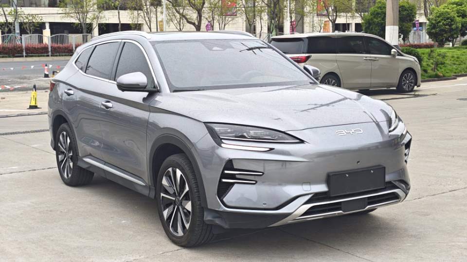 BYD PLUS — электромобиль на альтернативном топливе с запасом хода 520 км, версия Premium