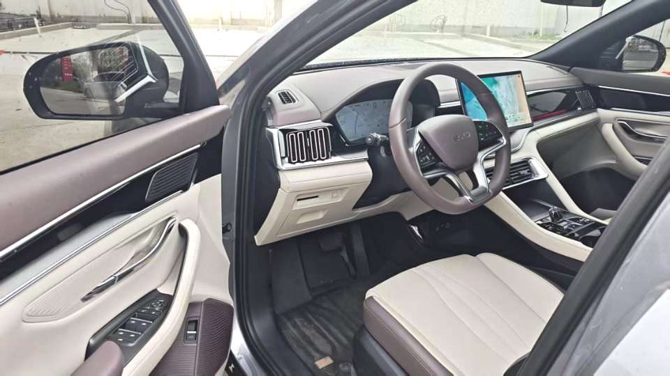 BYD PLUS — электромобиль на альтернативном топливе с запасом хода 520 км, версия Premium