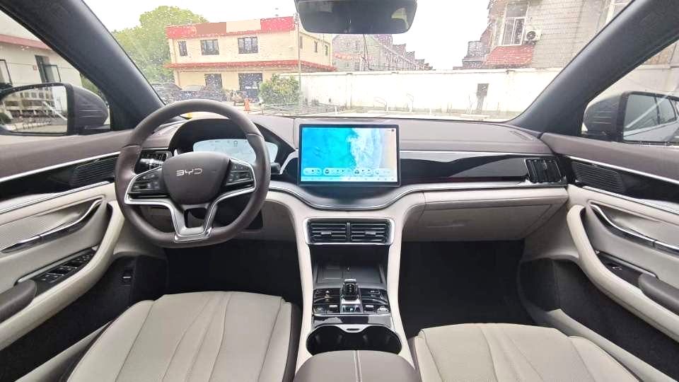 BYD PLUS — электромобиль на альтернативном топливе с запасом хода 520 км, версия Premium