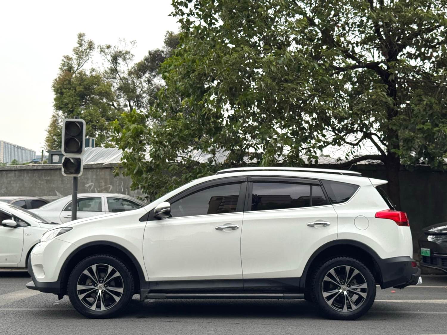 RAV 4 荣放 Model Year 2.5L 自动四驱豪华版