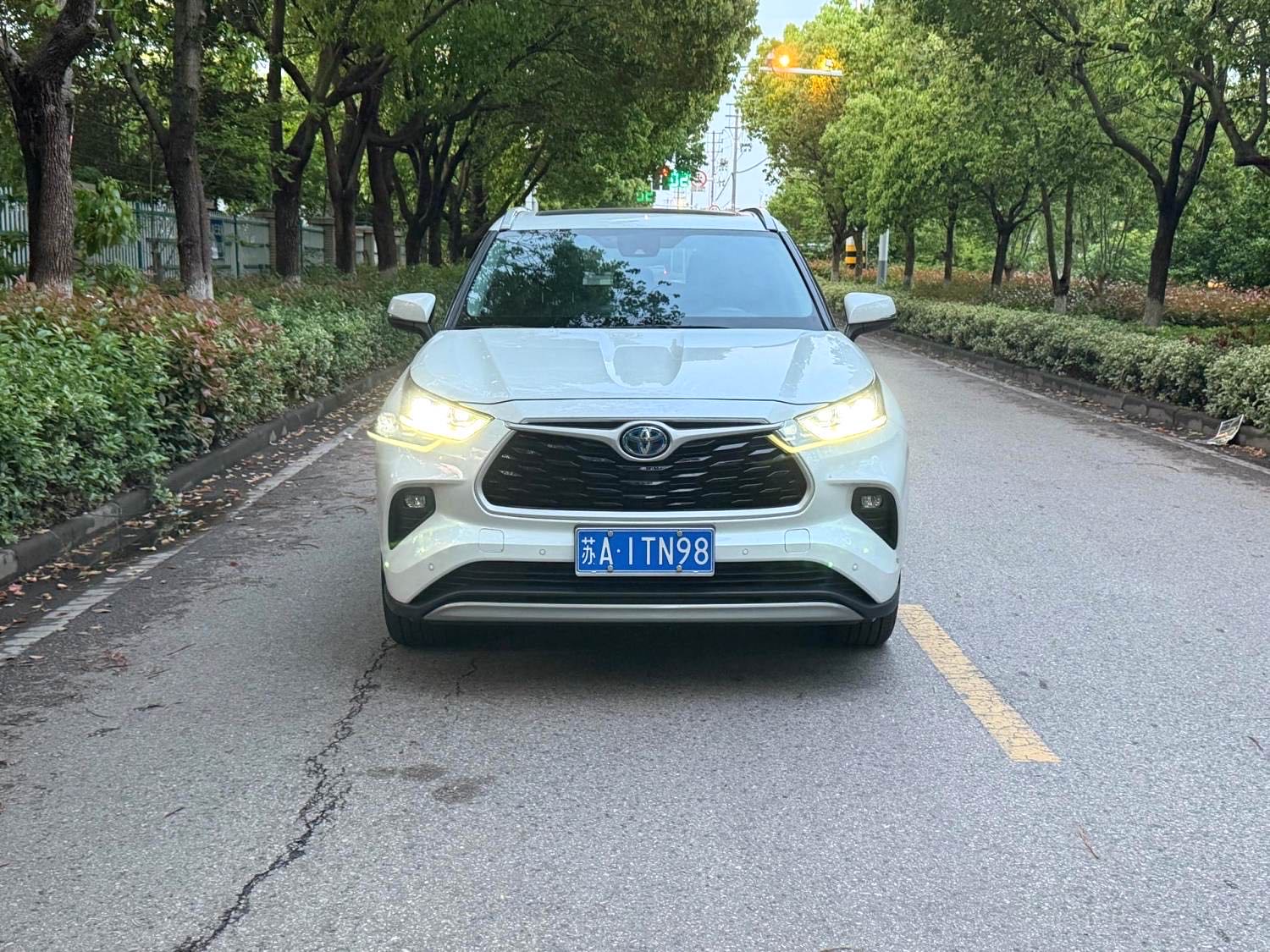 汉兰达 Model Year 双擎 2.5L 四驱尊贵版 7 Seats