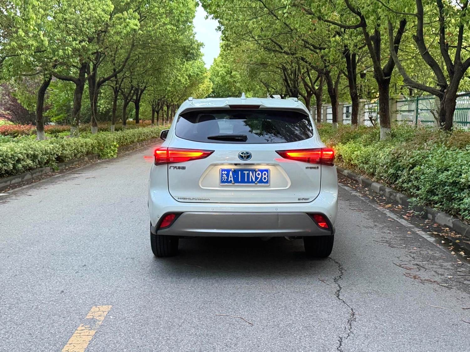 汉兰达 Model Year 双擎 2.5L 四驱尊贵版 7 Seats