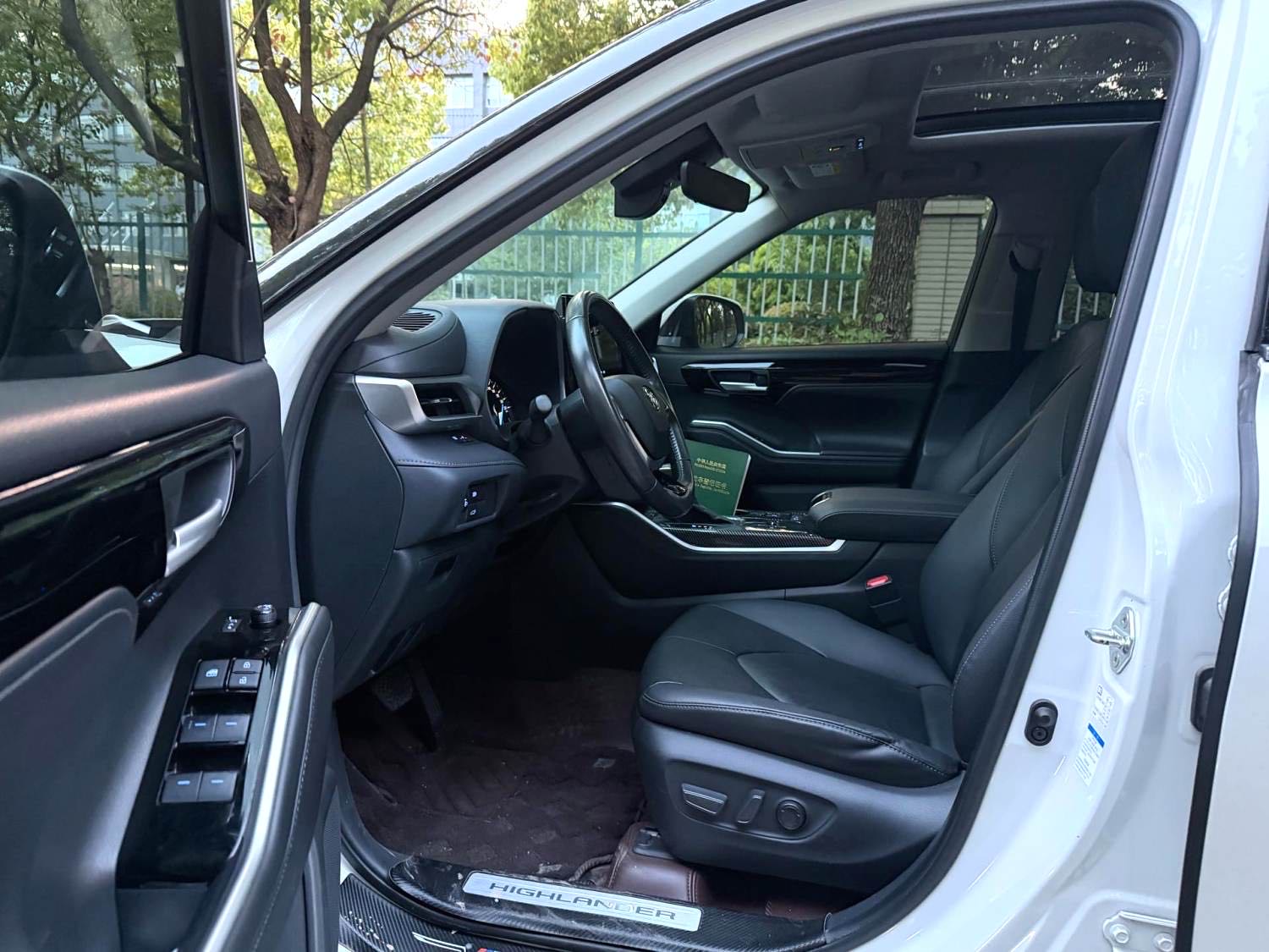 汉兰达 Model Year 双擎 2.5L 四驱尊贵版 7 Seats