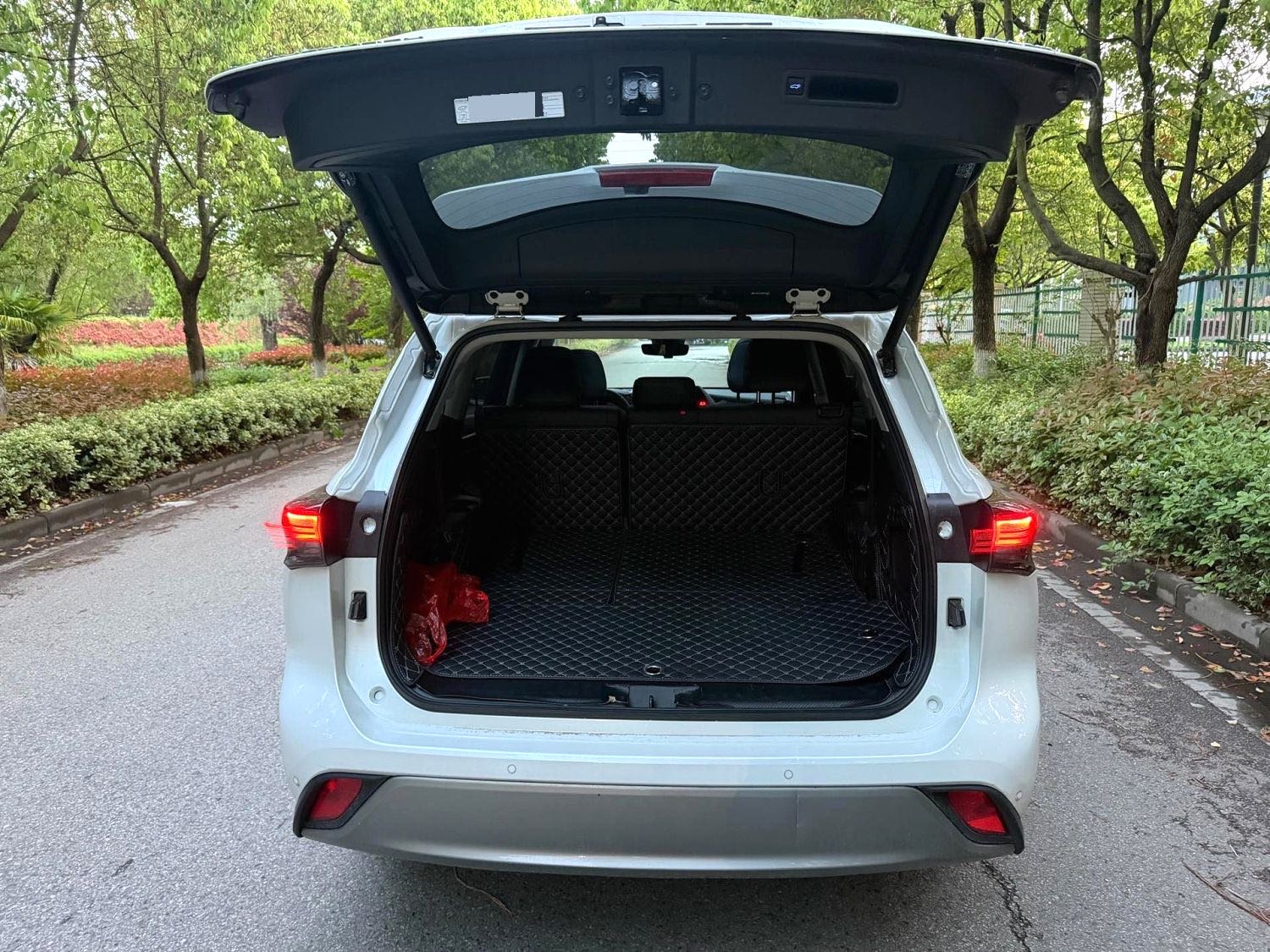 汉兰达 Model Year 双擎 2.5L 四驱尊贵版 7 Seats