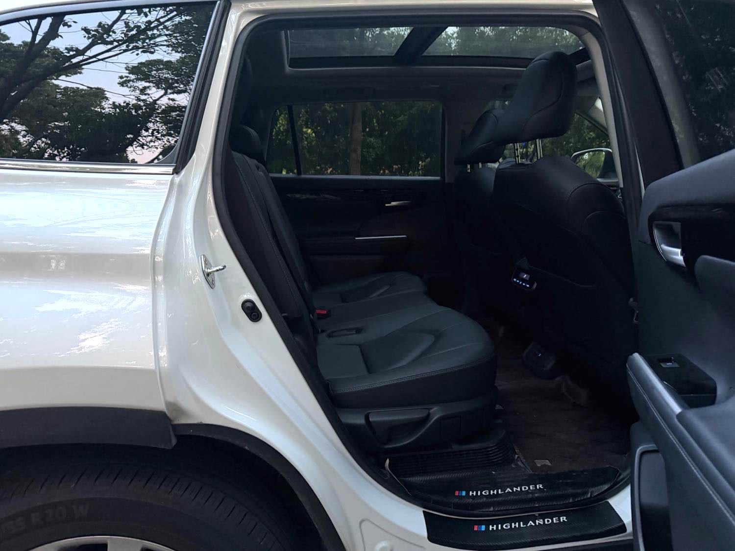 汉兰达 Model Year 双擎 2.5L 四驱尊贵版 7 Seats