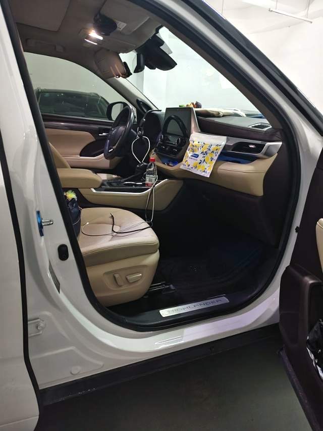 Toyota Highlander Hybrid 2.5L 4WD 7 Seats