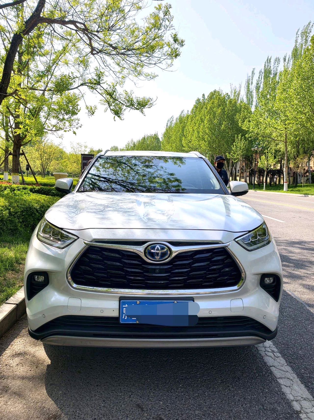 汉兰达 Model Year 双擎 2.5L 四驱至尊版 7 Seats