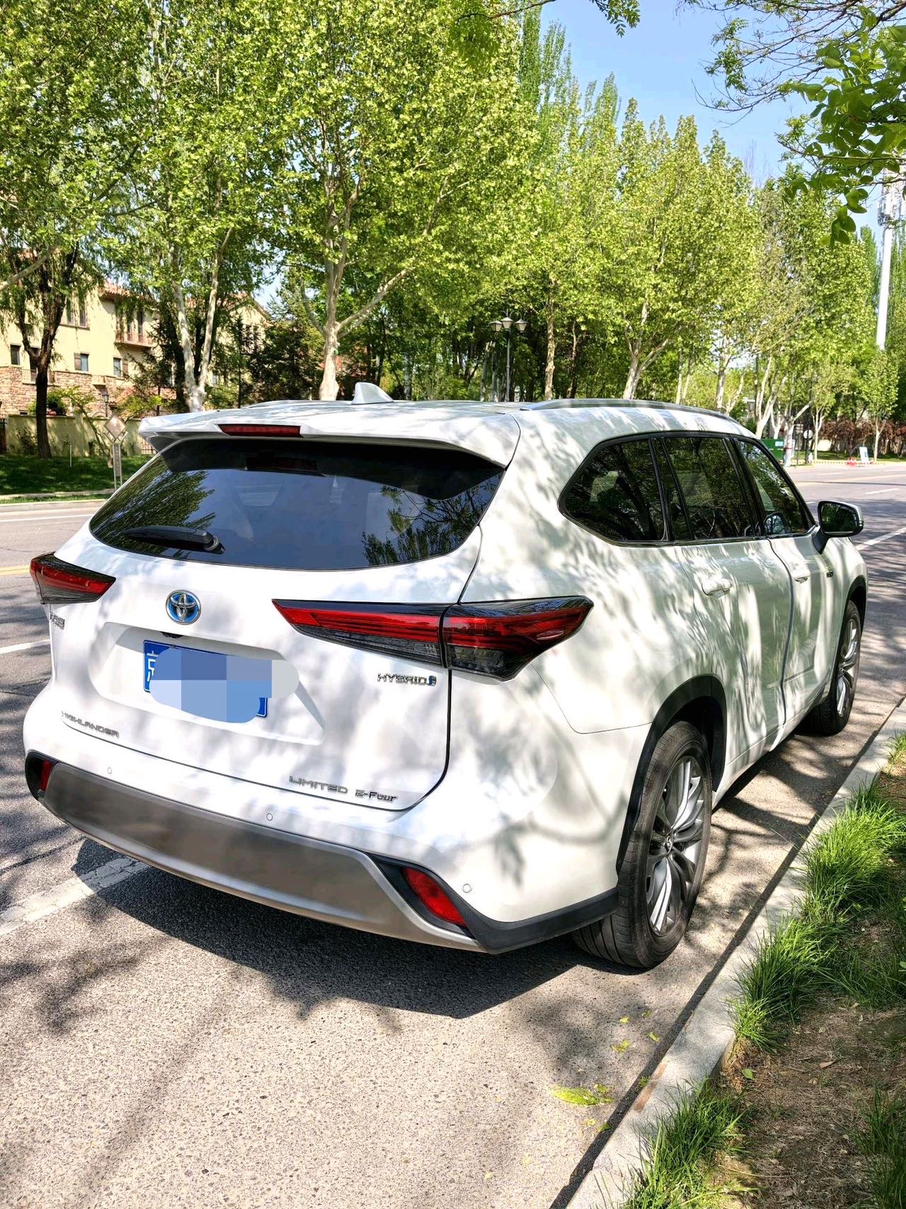 汉兰达 Model Year 双擎 2.5L 四驱至尊版 7 Seats