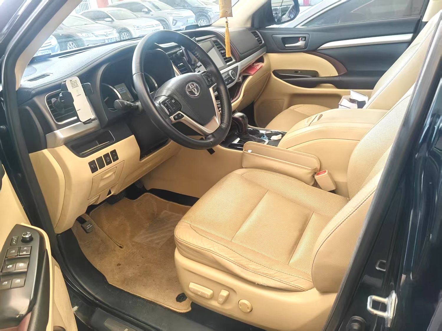 汉兰达 Model Year 2.0T 四驱豪华版 7 Seats