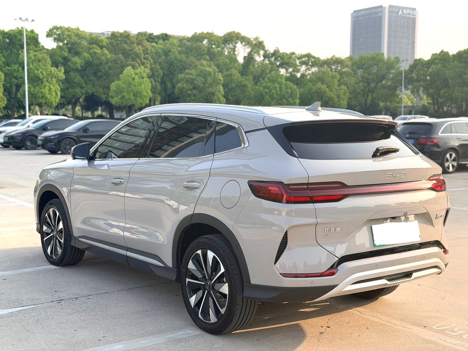 BYD PLUS — электромобиль на альтернативном топливе с запасом хода 520 км, люкс-класс