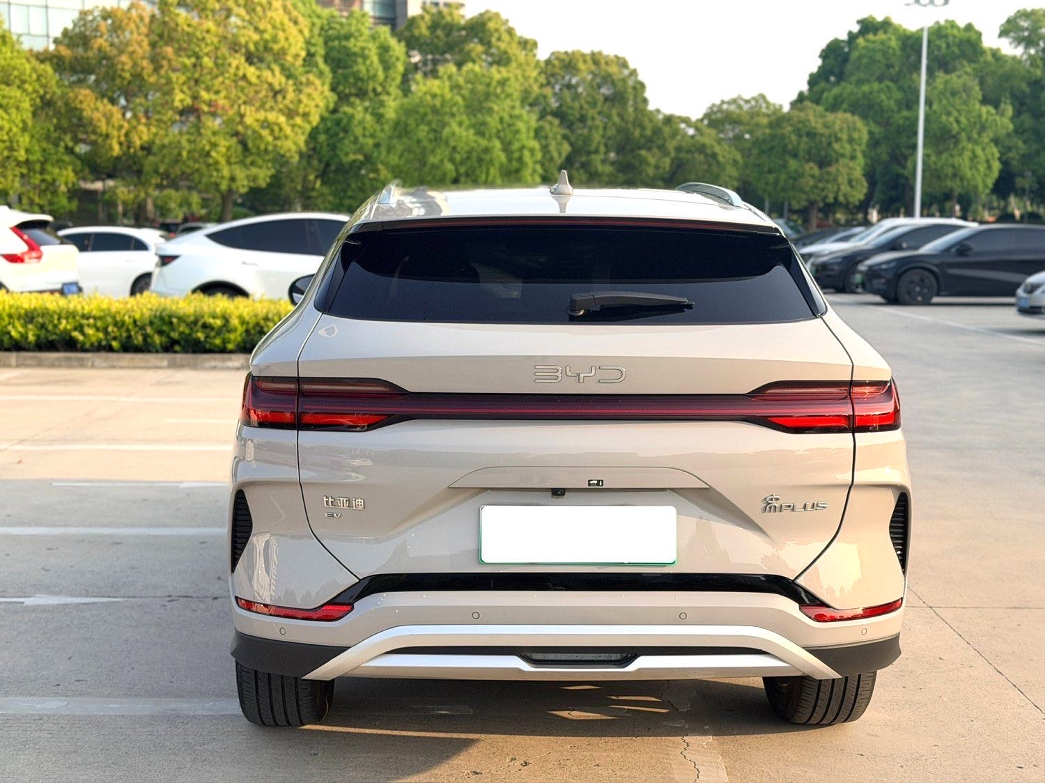 BYD PLUS — электромобиль на альтернативном топливе с запасом хода 520 км, люкс-класс
