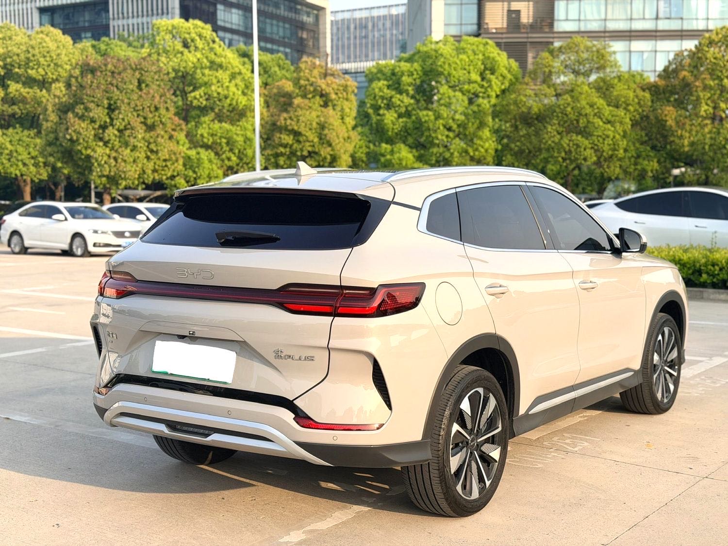 BYD PLUS — электромобиль на альтернативном топливе с запасом хода 520 км, люкс-класс