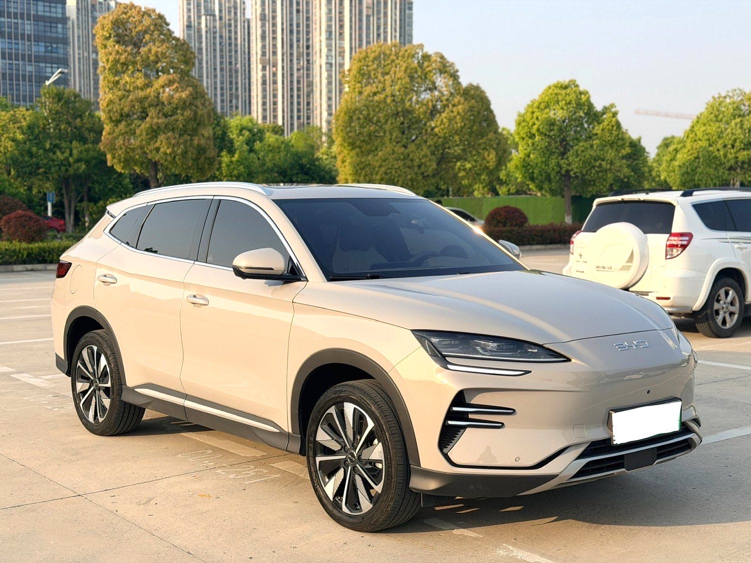 BYD PLUS — электромобиль на альтернативном топливе с запасом хода 520 км, люкс-класс